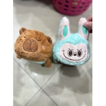 PELUCHE LABUBU CON DISFRAZ DE CAPIBARA  DOBLE CARA 15CM