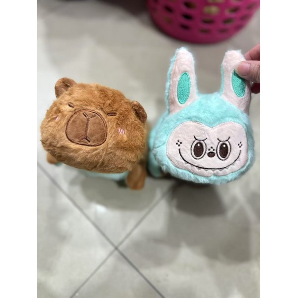 PELUCHE LABUBU CON DISFRAZ DE CAPIBARA  DOBLE CARA 15CM